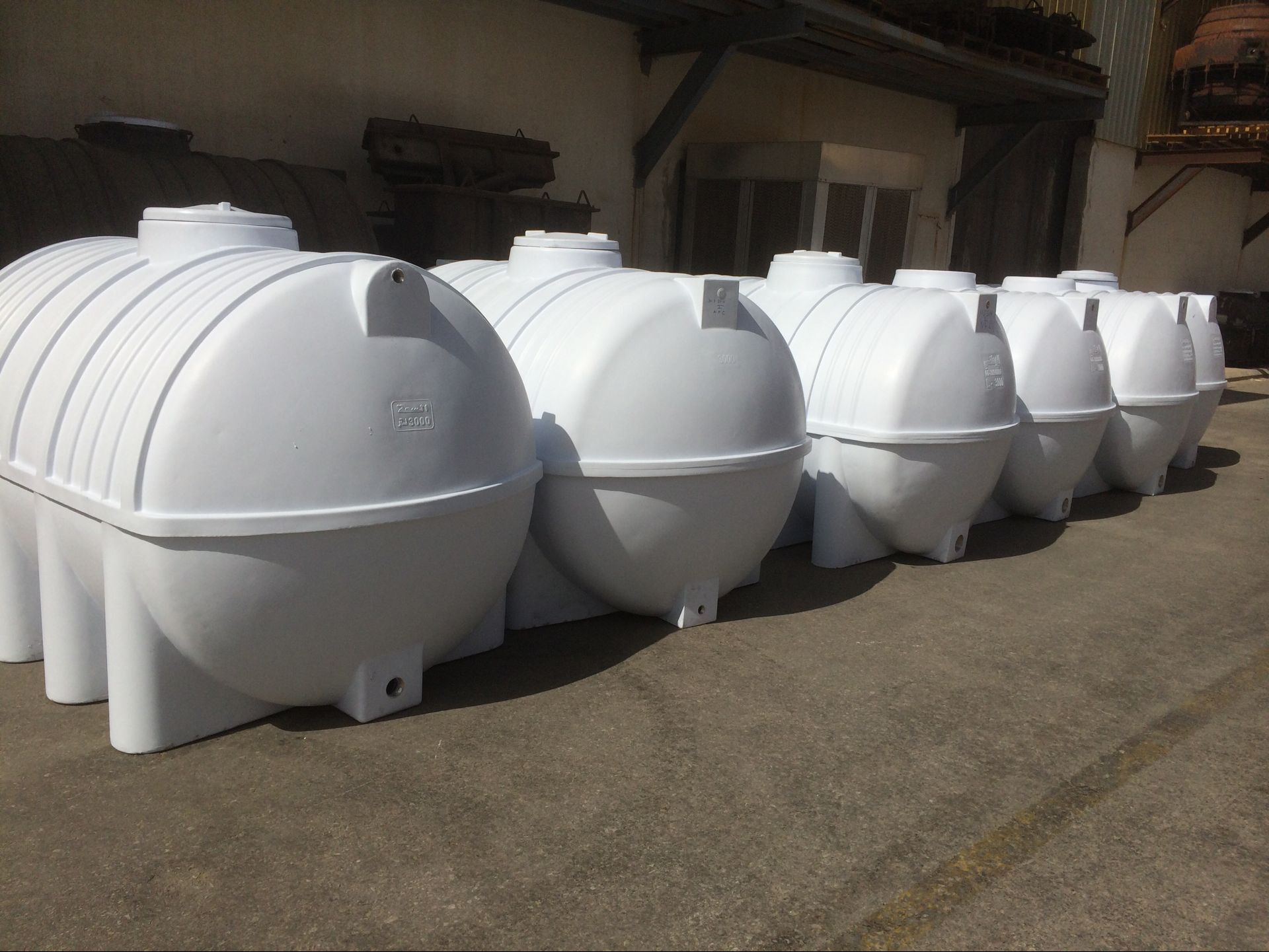 Los tanques de agua biaxiales de la máquina de moldeo rotacional del control del PLC para la venta